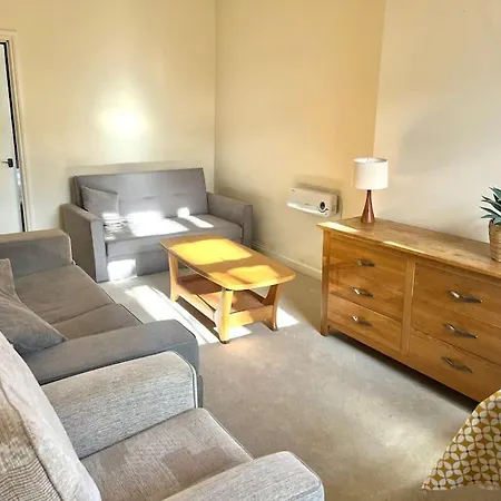 Two Bed Flat In Popular York Rd *