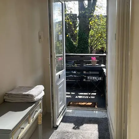Apartment Two Bed Flat In Popular York Rd