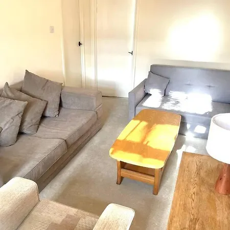 Two Bed Flat In Popular York Rd Apartment *