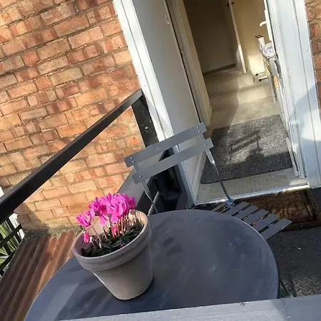 Apartment Two Bed Flat In Popular York Rd