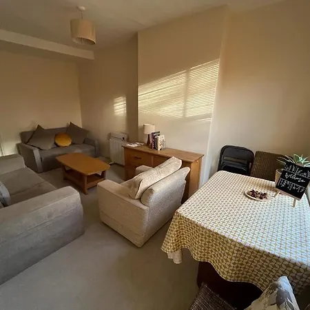 Two Bed Flat In Popular York Rd Apartment